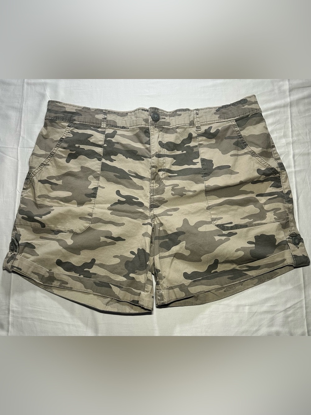 Social Standard by Sanctuary brand camouflage pants or shorts in size XXL/EEG.